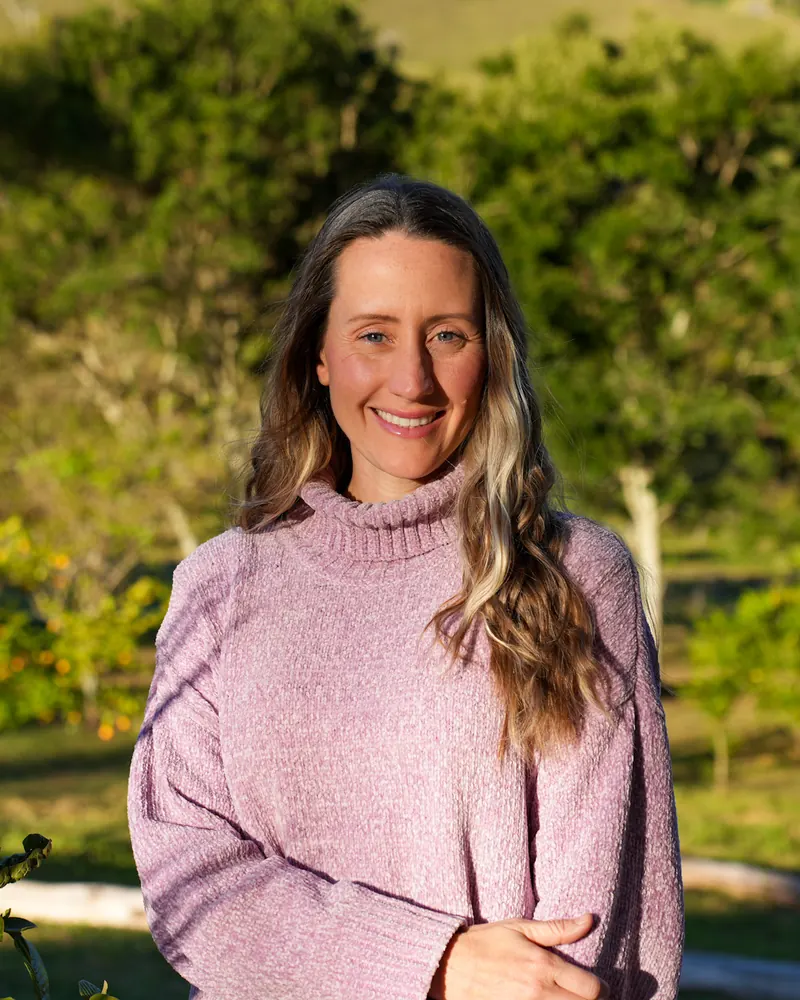Retrato de Mari Galuppo sorrindo, ao ar livre